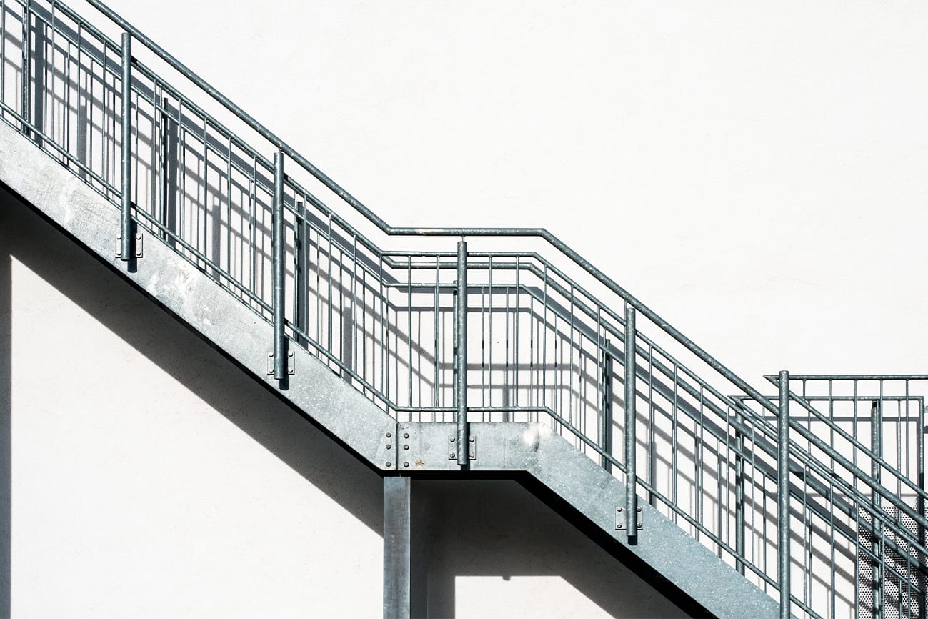 Corrimão de Escada: Tipos, Materiais e Como Escolher o Ideal