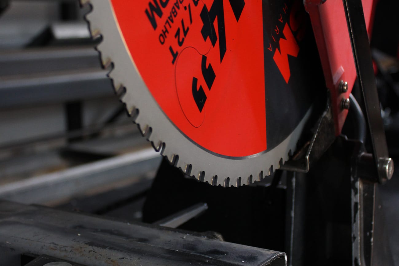 A quantidade de dentes no disco de corte influencia no corte?